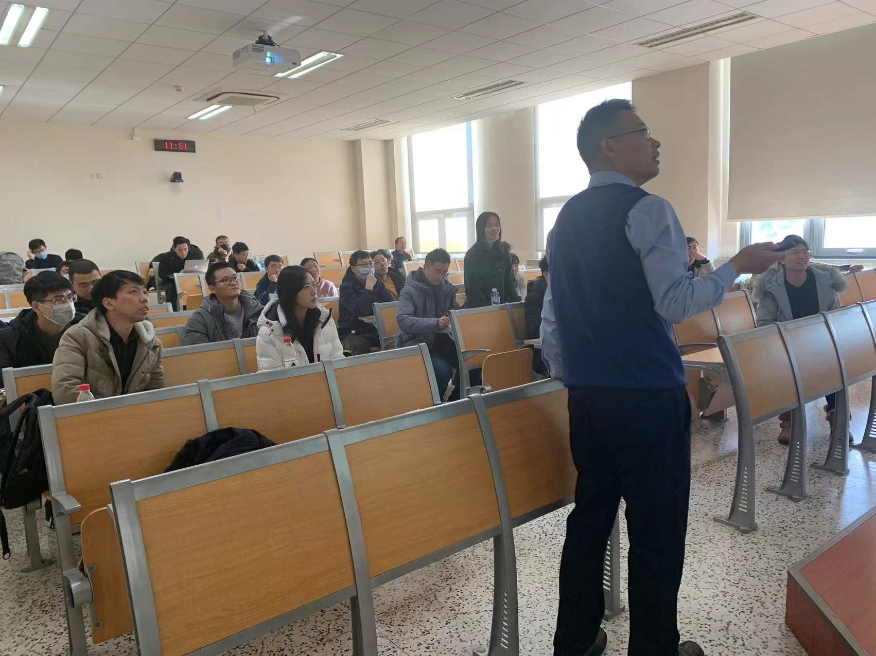 孙艳明教授受邀为材料科学与光电技术学院学子作“高性能有机太阳能电池研究”讲座