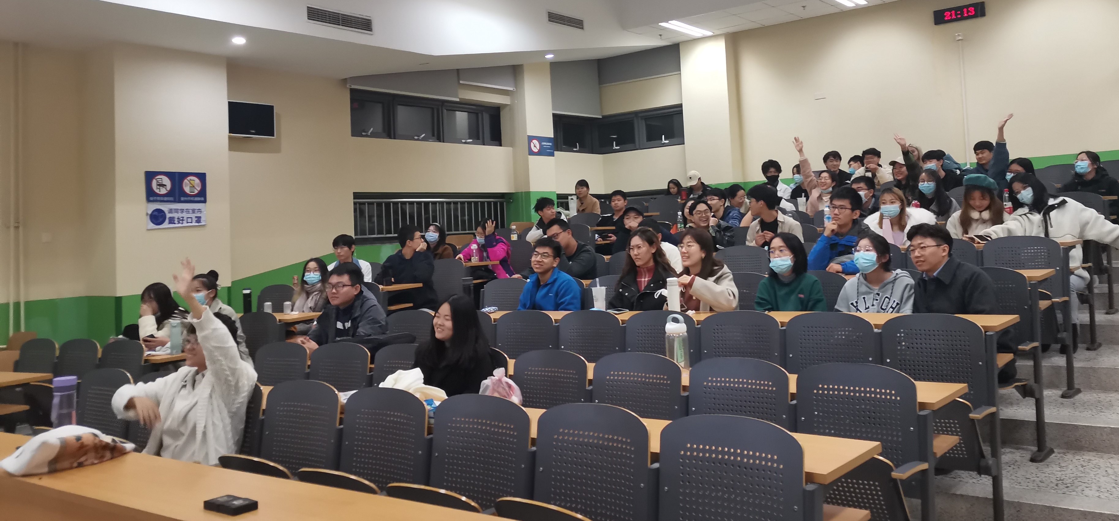 材料学院1207班举办“英语电影之夜”第三季