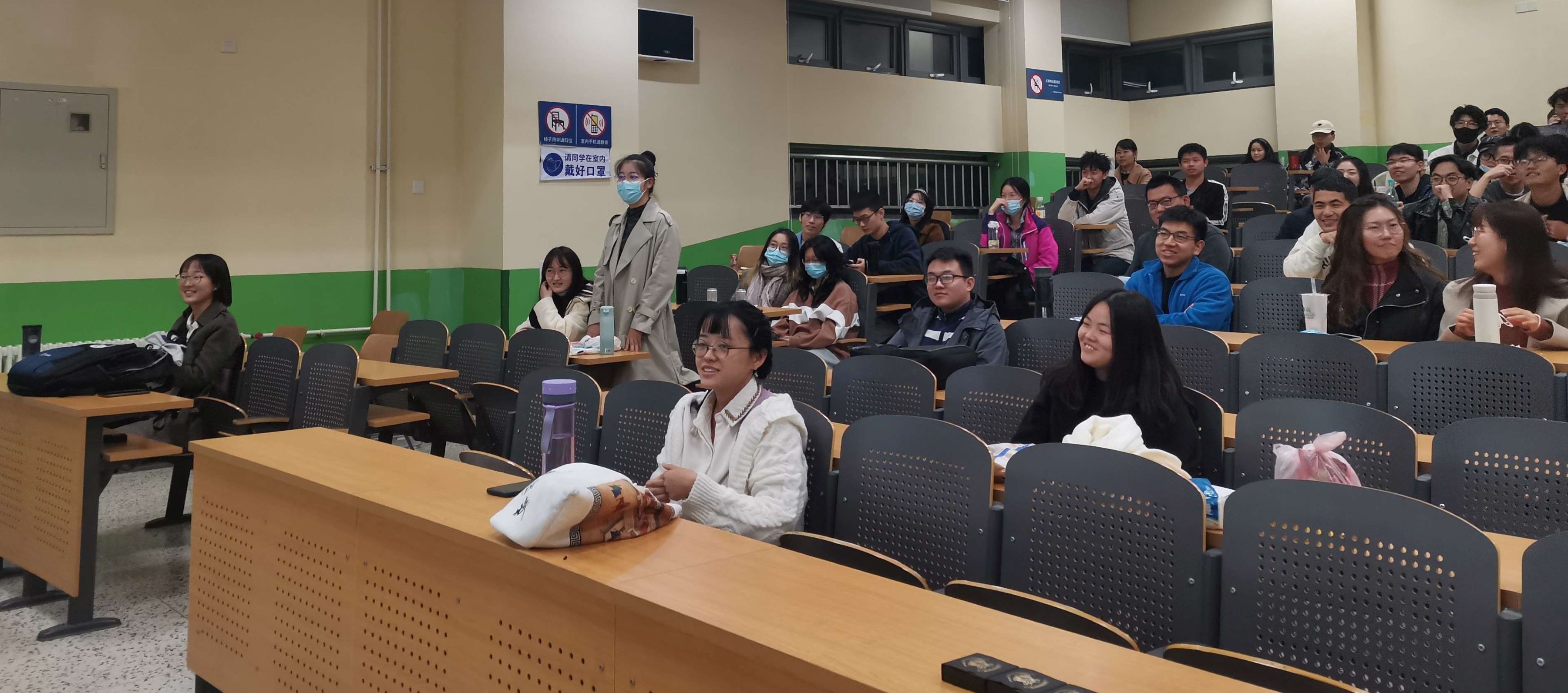 材料学院1207班举办“英语电影之夜”第三季