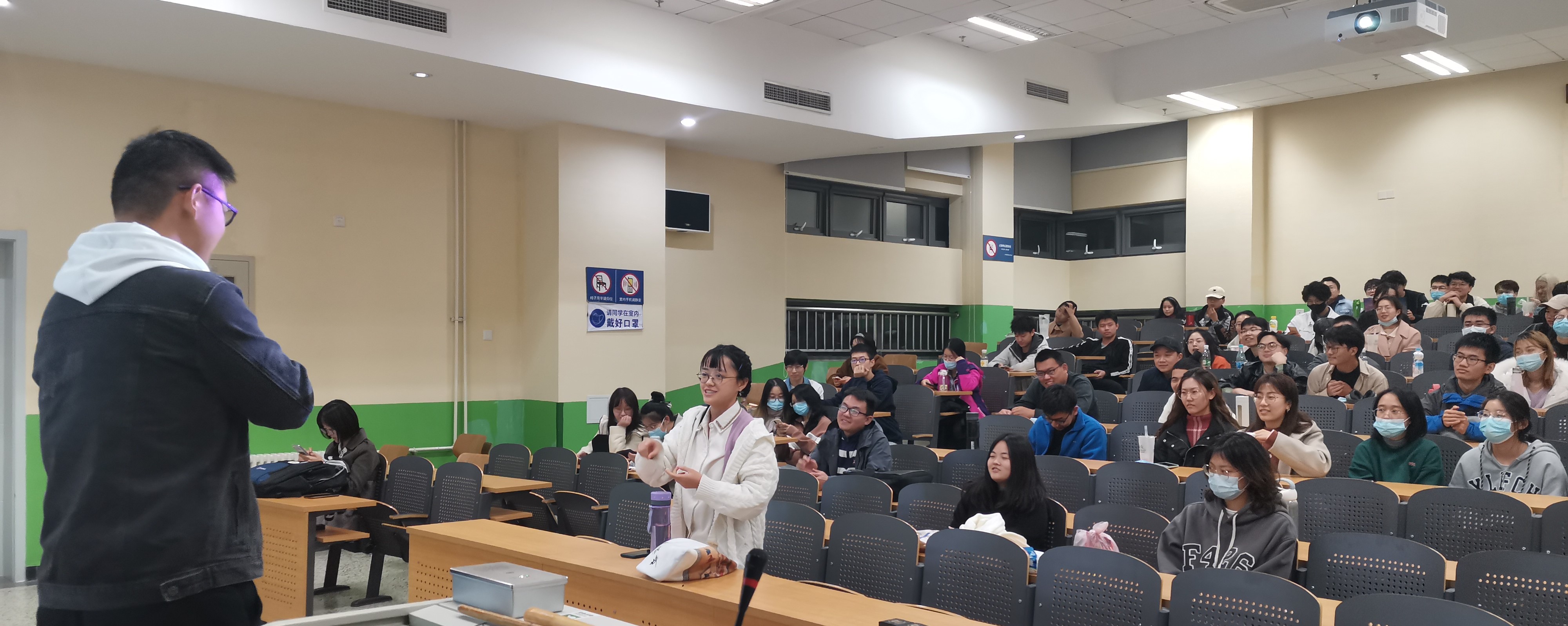 材料学院1207班举办“英语电影之夜”第三季